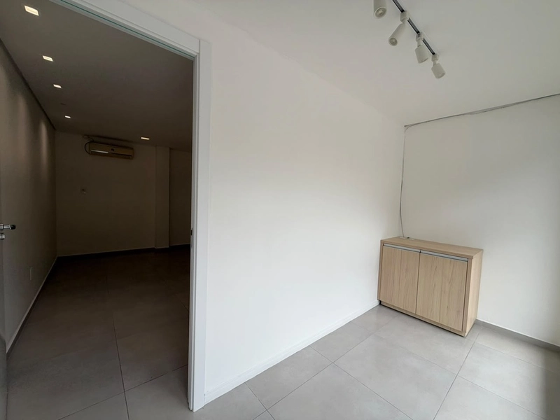 Sala pronta para você montar seu consultório, a 2Kmdo centro Brusque: 3ª foto da galeria de imagens do imóvel