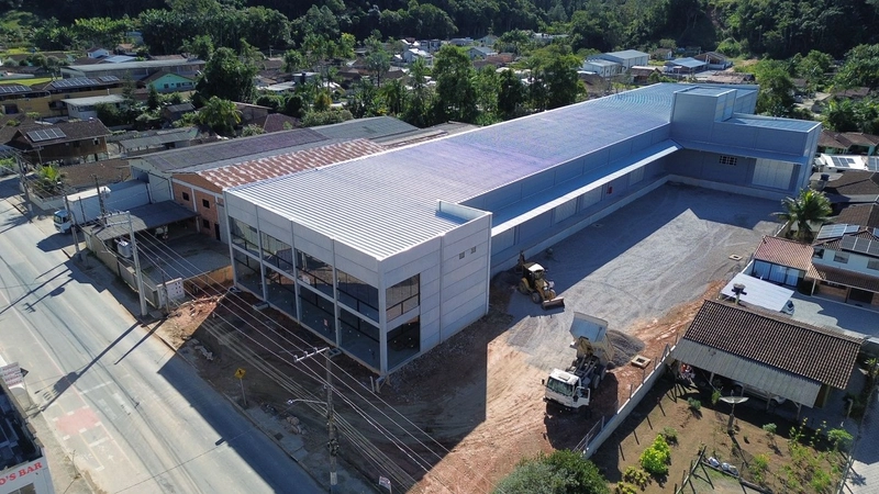 Galpão comercial novo, docas, com 964m2 para locação em Guabiruba SC: 1ª foto da galeria de imagens do imóvel
