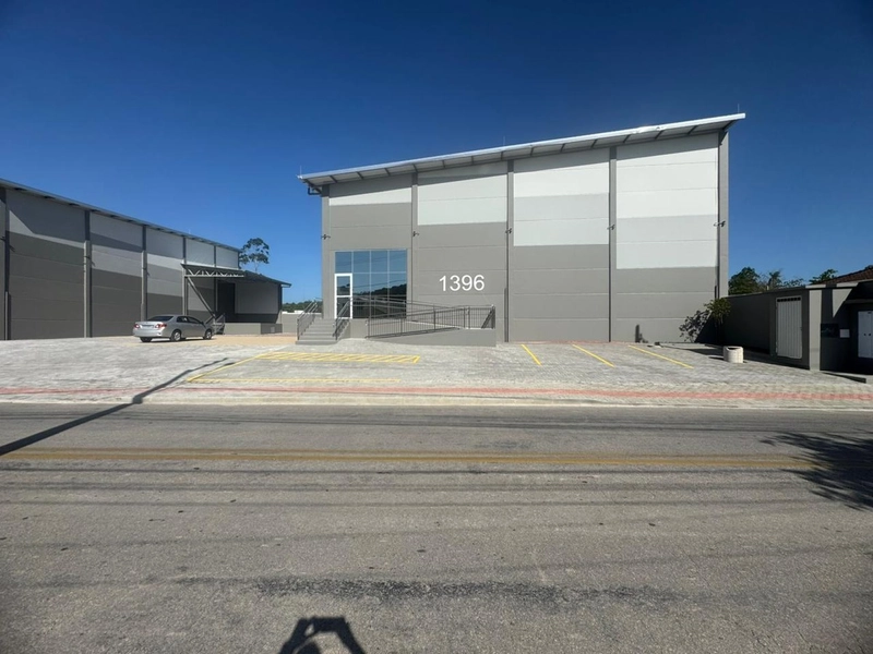 procurando galpão com 735m2 com doca para locação, olha essa opor