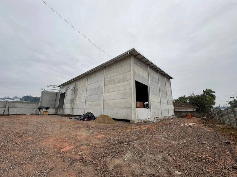 procurando galpão com 735m2 com doca para locação, olha essa opor: 1ª foto da galeria de imagens do imóvel