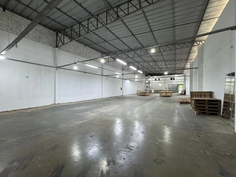 Precisa Galpão 450m² construídos, com docas, veja este!!: 4ª foto da galeria de imagens do imóvel