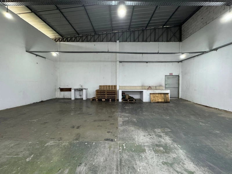 Precisa Galpão 450m² construídos, com docas, veja este!!: 9ª foto da galeria de imagens do imóvel