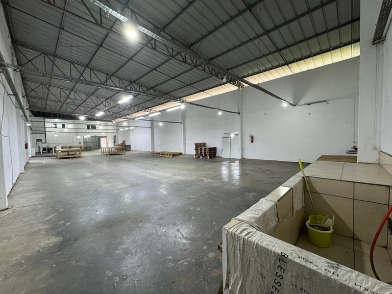 Precisa Galpão 450m² construídos, com docas, veja este!!: 10ª foto da galeria de imagens do imóvel