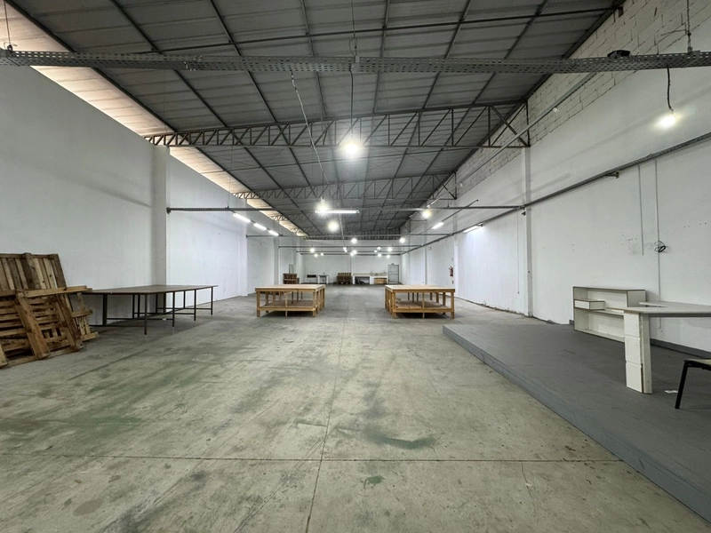 Precisa Galpão 450m² construídos, com docas, veja este!!: 8ª foto da galeria de imagens do imóvel