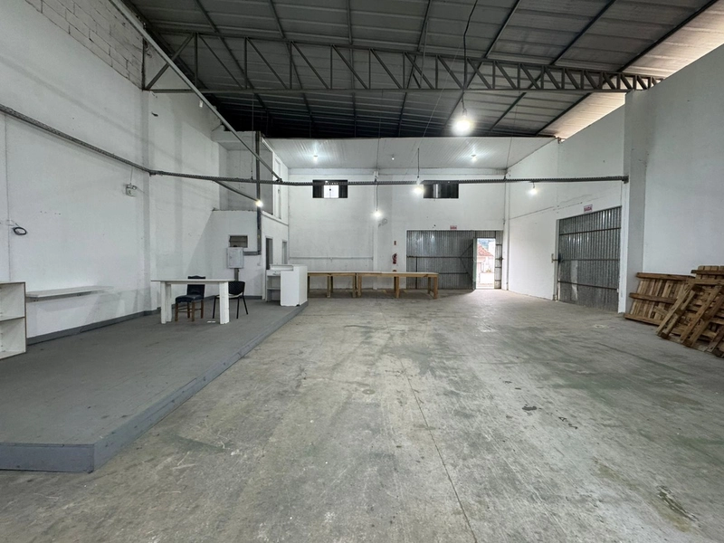 Precisa Galpão 450m² construídos, com docas, veja este!!: 13ª foto da galeria de imagens do imóvel