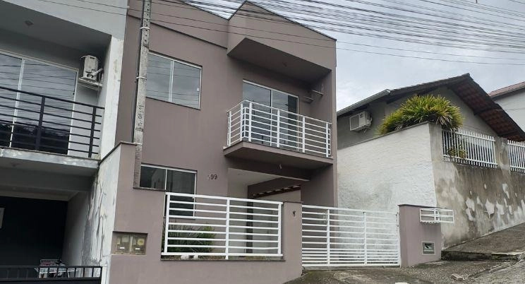 CASA DE 2 ANDARES COM PISCINA NO BAIRRO SOUZA CRUZ EM BRUSQUE/SC