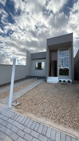 Venha morar nesta linda casa: com área para festas  e garagem coberta!