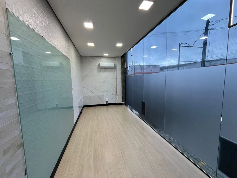 A sala comercial bem localizada que você procura é esta aqui, veja:: 2ª foto da galeria de imagens do imóvel