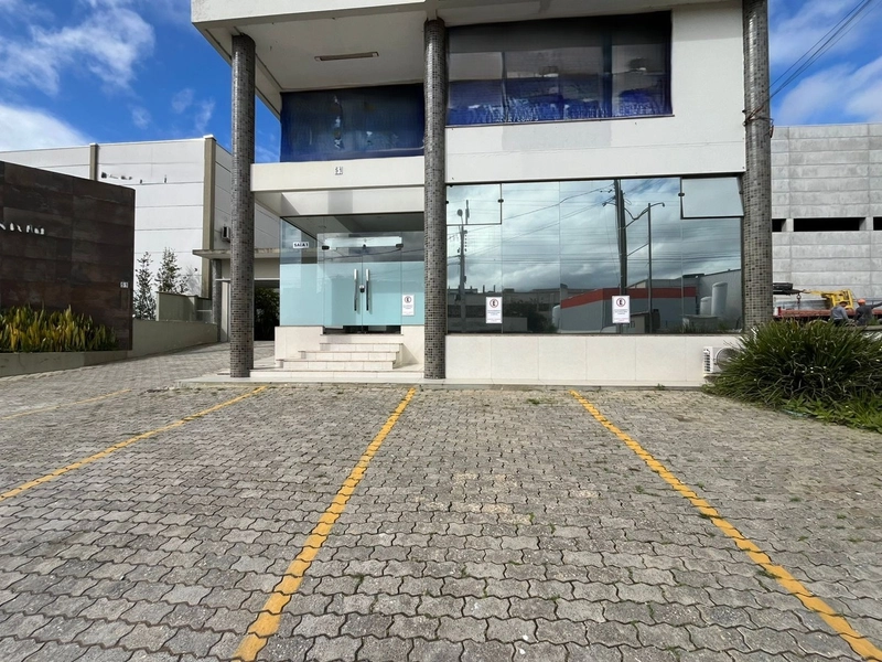 A sala comercial bem localizada que você procura é esta aqui, veja:: 1ª foto da galeria de imagens do imóvel