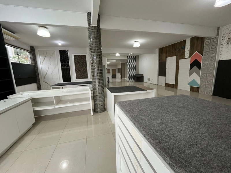 A sala comercial bem localizada que você procura é esta aqui, veja:: 5ª foto da galeria de imagens do imóvel