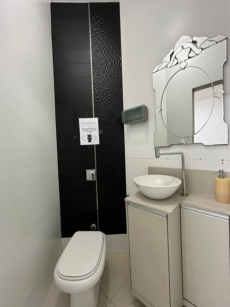 A sala comercial bem localizada que você procura é esta aqui, veja:: 7ª foto da galeria de imagens do imóvel