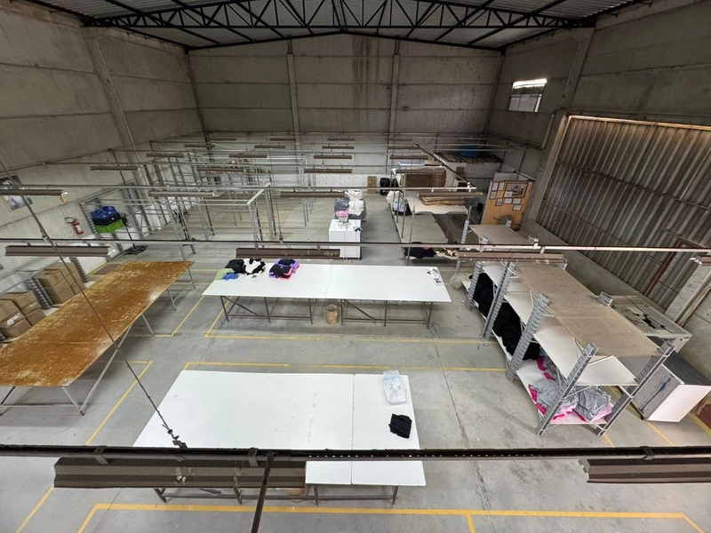 Galpão de 450m², com mezanino e estrutura ideal para sua empresa: 3ª foto da galeria de imagens do imóvel
