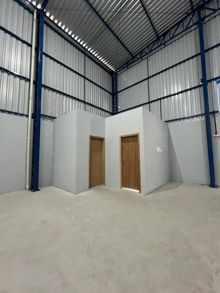 Galpão com energia trifásica, piso reforçado,pé direito 8m² em Itajaí: 2ª foto da galeria de imagens do imóvel