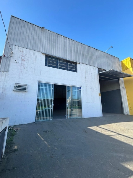Alugue seu galpão conosco! Olhe este om 196m² em ótima localização: 1ª foto da galeria de imagens do imóvel