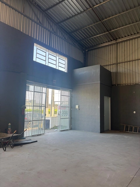 Alugue seu galpão conosco! Olhe este om 196m² em ótima localização: 3ª foto da galeria de imagens do imóvel