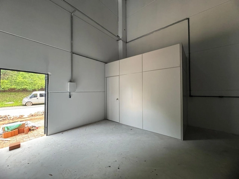 Galpão com 350m² , disponível locação em Brusque: 2ª foto da galeria de imagens do imóvel