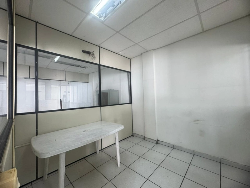 Galpão Comercial para Locação – 247m² | Amplo Pátio Fechado | R$ 5.90: 8ª foto da galeria de imagens do imóvel