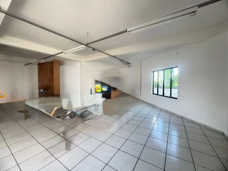 Galpão Comercial para Locação – 247m² | Amplo Pátio Fechado | R$ 5.90: 4ª foto da galeria de imagens do imóvel