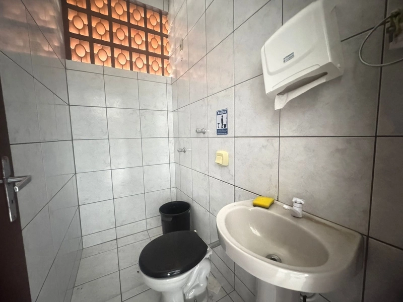 Galpão Comercial para Locação – 247m² | Amplo Pátio Fechado | R$ 5.90: 6ª foto da galeria de imagens do imóvel