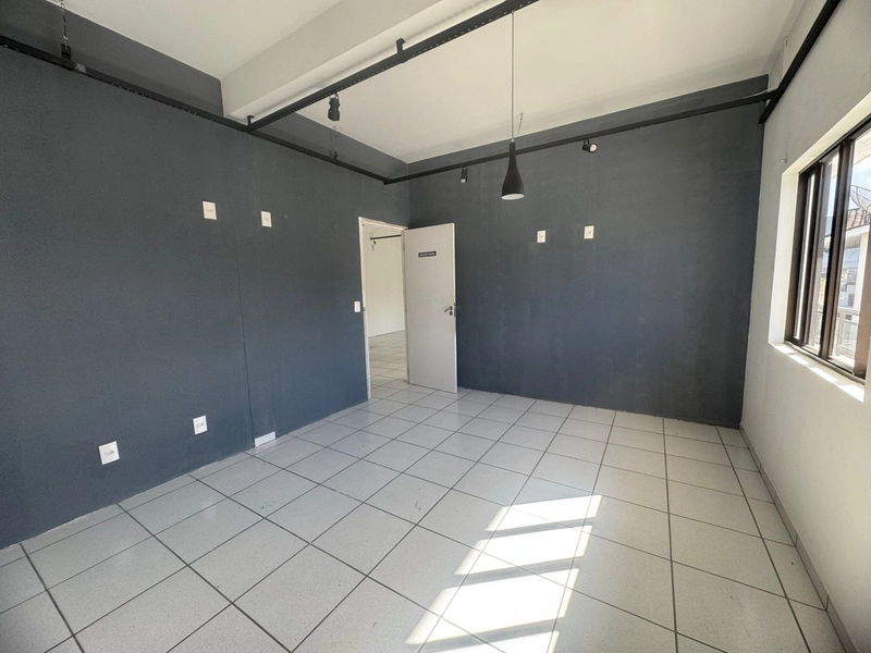 Galpão Comercial para Locação – 247m² | Amplo Pátio Fechado | R$ 5.90: 11ª foto da galeria de imagens do imóvel