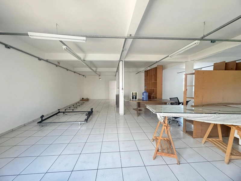 Galpão Comercial para Locação – 247m² | Amplo Pátio Fechado | R$ 5.90: 8ª foto da galeria de imagens do imóvel