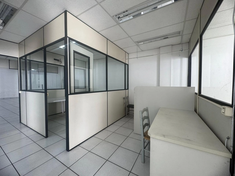 Galpão Comercial para Locação – 247m² | Amplo Pátio Fechado | R$ 5.90: 10ª foto da galeria de imagens do imóvel