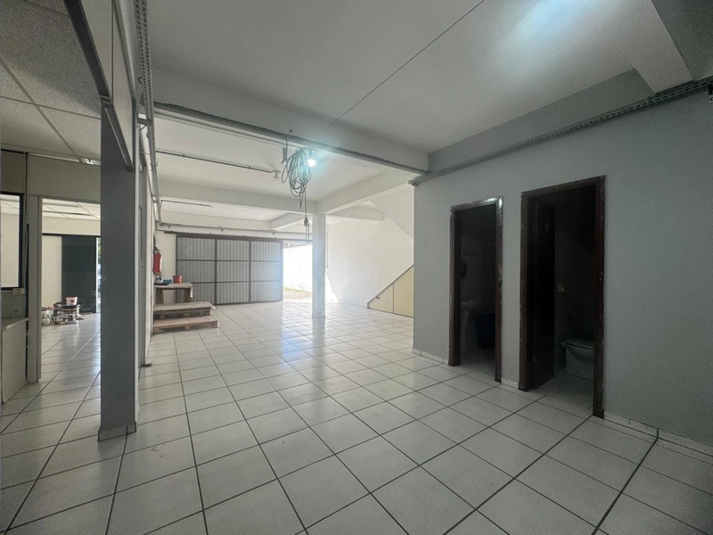 Galpão Comercial para Locação – 247m² | Amplo Pátio Fechado | R$ 5.90: 2ª foto da galeria de imagens do imóvel
