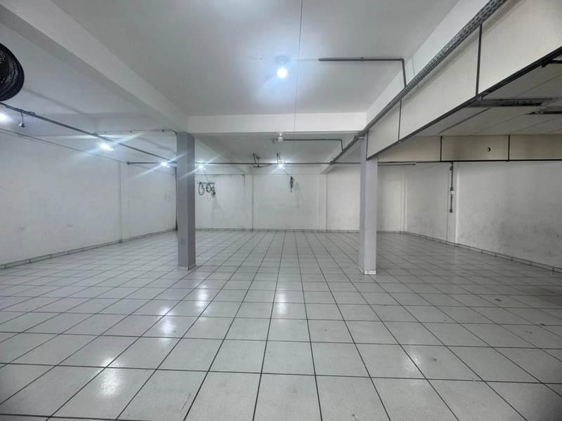 Galpão Comercial para Locação – 247m² | Amplo Pátio Fechado | R$ 5.90: 3ª foto da galeria de imagens do imóvel