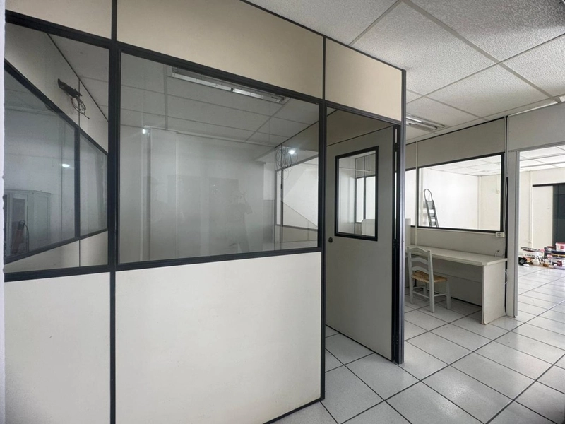 Galpão Comercial para Locação – 247m² | Amplo Pátio Fechado | R$ 5.90: 6ª foto da galeria de imagens do imóvel