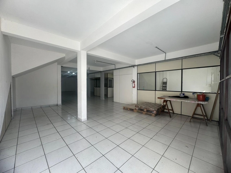 Galpão Comercial para Locação – 247m² | Amplo Pátio Fechado | R$ 5.90: 4ª foto da galeria de imagens do imóvel