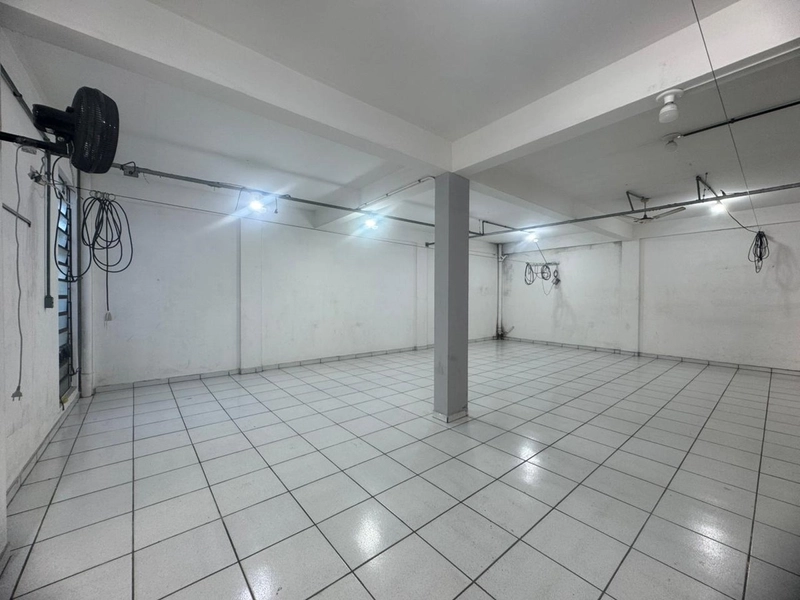 Galpão Comercial para Locação – 247m² | Amplo Pátio Fechado | R$ 5.90: 7ª foto da galeria de imagens do imóvel