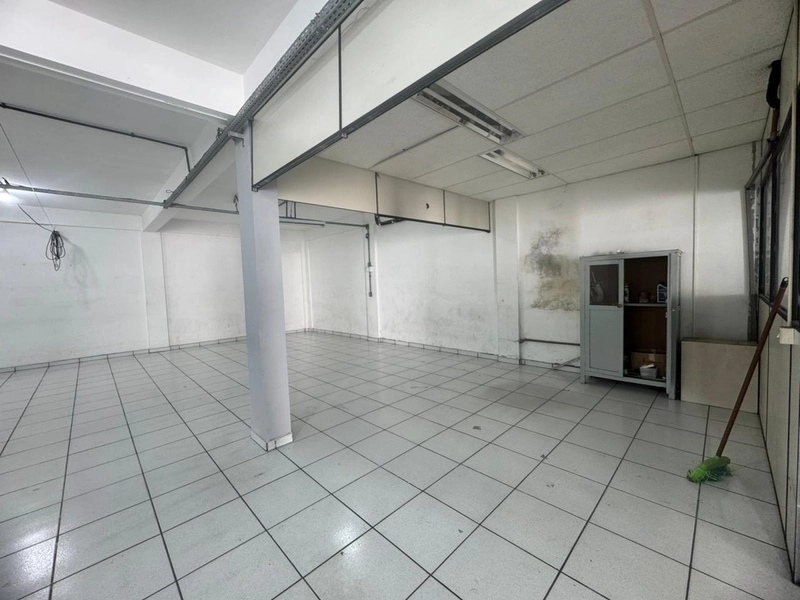 Galpão Comercial para Locação – 247m² | Amplo Pátio Fechado | R$ 5.90: 5ª foto da galeria de imagens do imóvel