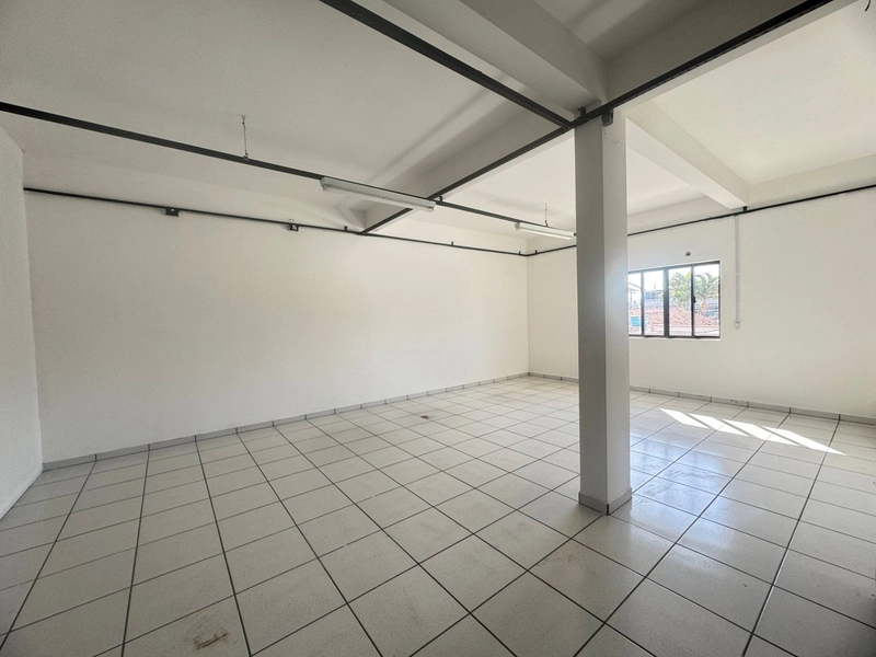 Galpão Comercial para Locação – 247m² | Amplo Pátio Fechado | R$ 5.90: 2ª foto da galeria de imagens do imóvel