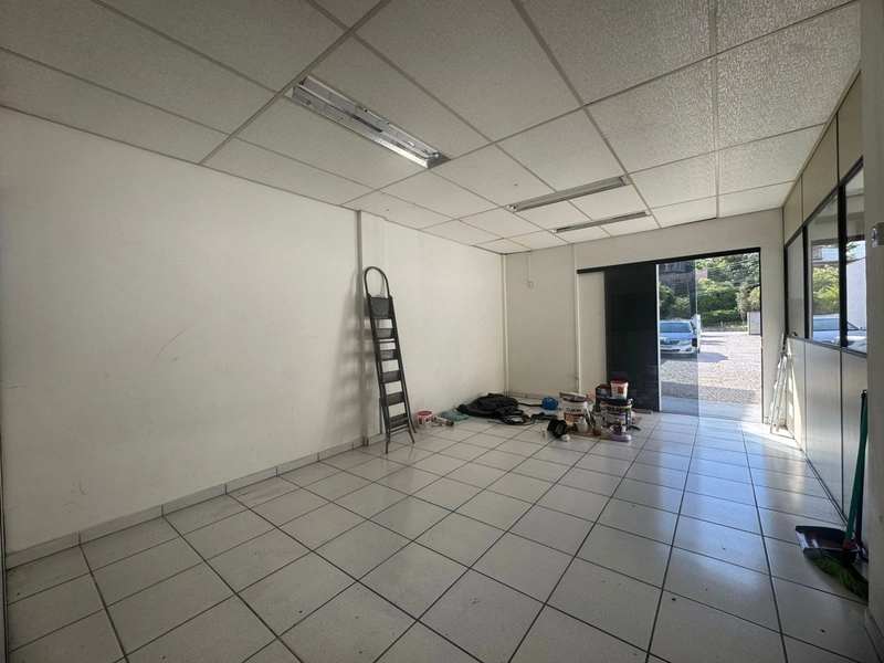 Galpão Comercial para Locação – 247m² | Amplo Pátio Fechado | R$ 5.90: 12ª foto da galeria de imagens do imóvel