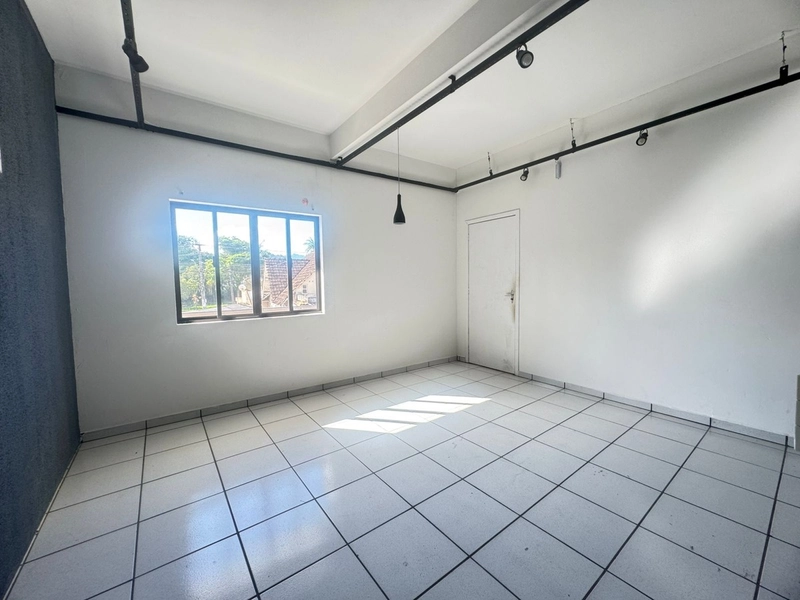 Galpão Comercial para Locação – 247m² | Amplo Pátio Fechado | R$ 5.90: 7ª foto da galeria de imagens do imóvel