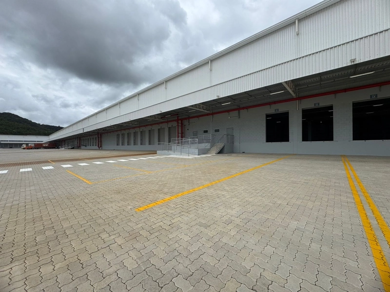 Galpão logístico,pé direito 12 m direito livre com alta segurança!: 3ª foto da galeria de imagens do imóvel