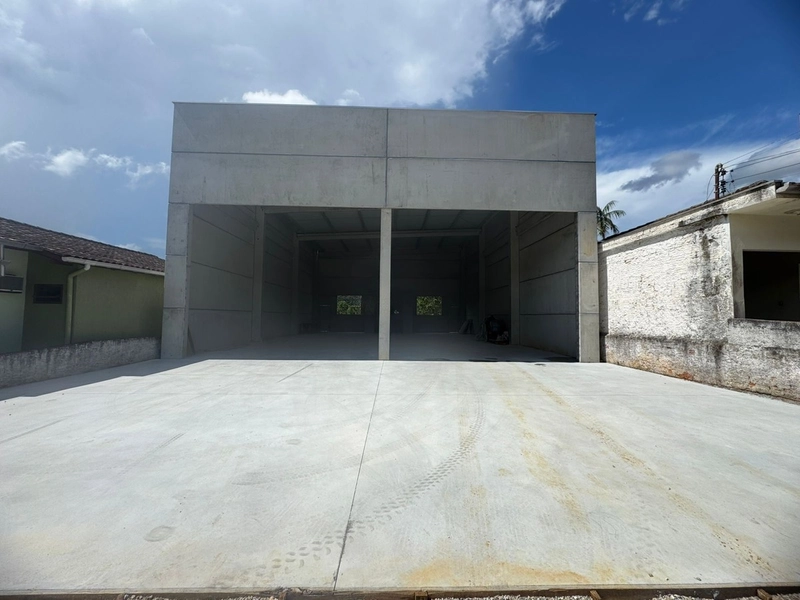 Galpão em excelente localização,com fluxo de pessoas,veja esta opção: