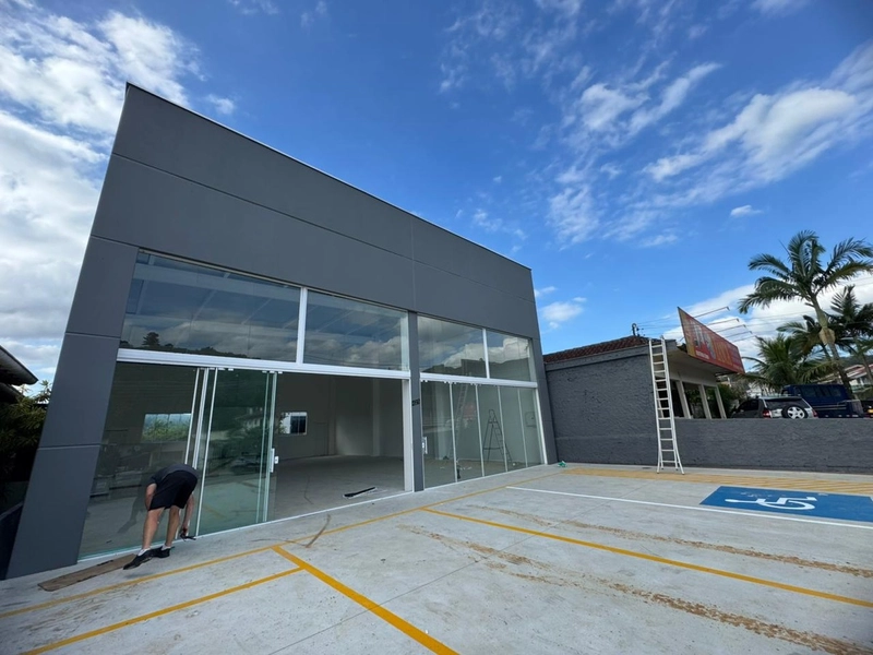 Galpão em excelente localização,com fluxo de pessoas,veja esta opção:: 2ª foto da galeria de imagens do imóvel