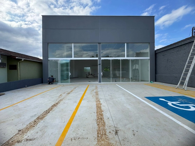 Galpão em excelente localização,com fluxo de pessoas,veja esta opção: