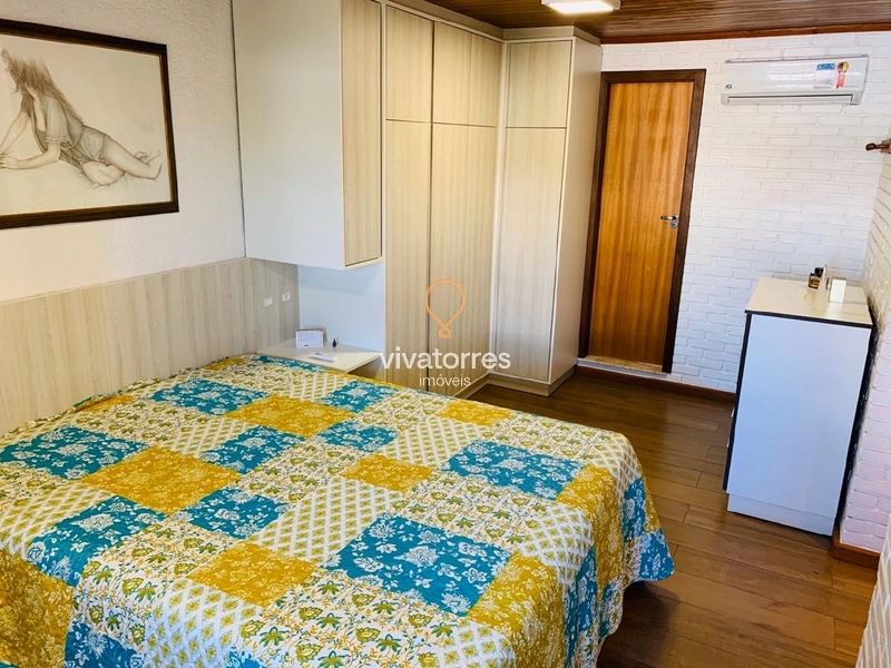 Casa com 5 dormitórios a uma quadra do mar: 20ª foto da galeria de imagens do imóvel