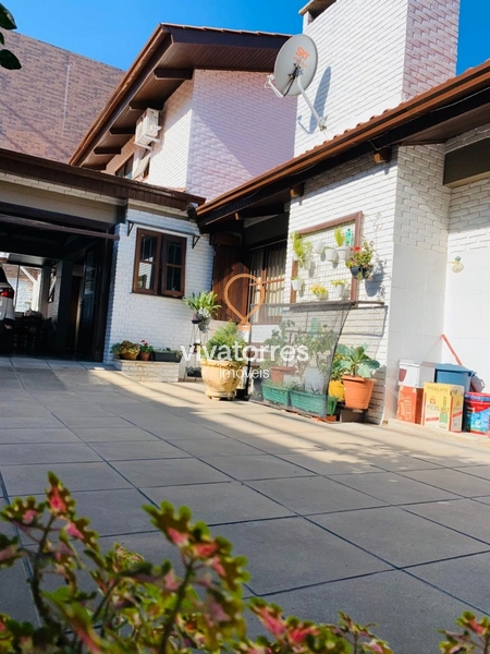Casa com 5 dormitórios a uma quadra do mar: 8ª foto da galeria de imagens do imóvel