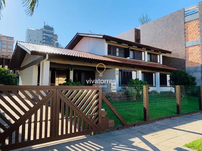 Casa com 5 dormitórios a uma quadra do mar: 2ª foto da galeria de imagens do imóvel