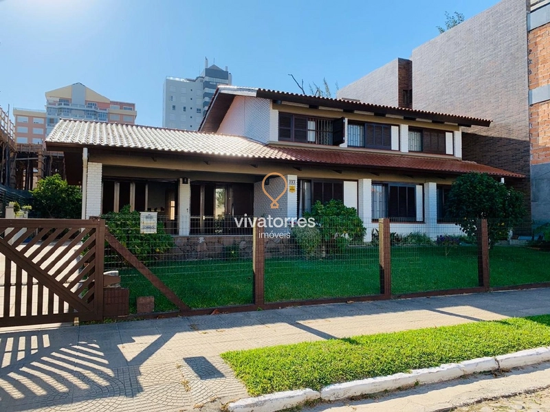 Casa com 5 dormitórios a uma quadra do mar: 1ª foto da galeria de imagens do imóvel