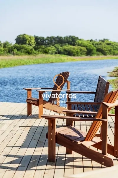 Lote com fundos lago em condomínio fechado de Torres: 2ª foto da galeria de imagens do imóvel