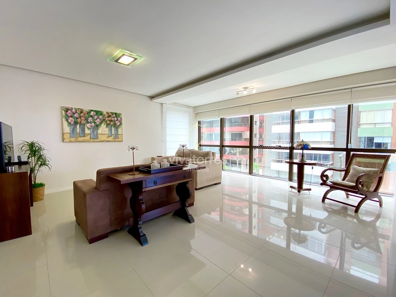 Apartamento mobiliado com 3 dormitórios e sacada com churrasqueira: 3ª foto da galeria de imagens do imóvel