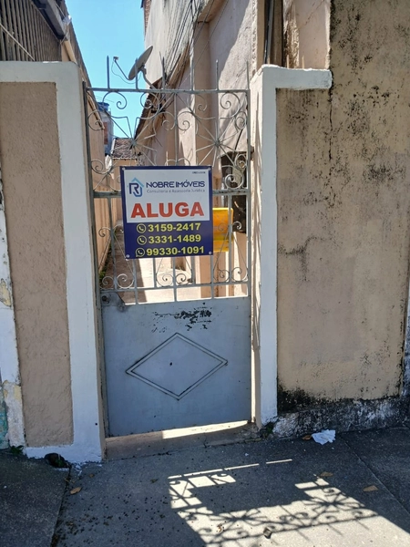 ALUGO CASA DE FUNDOS COM 02 QUARTOS!: 1ª foto da galeria de imagens do imóvel