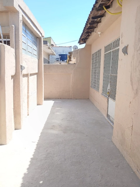 ALUGO CASA DE FUNDOS COM 02 QUARTOS!: 3ª foto da galeria de imagens do imóvel