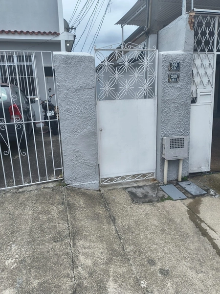 ALUGO CASA COM 01 QUARTO EM PADRE MIGUEL!