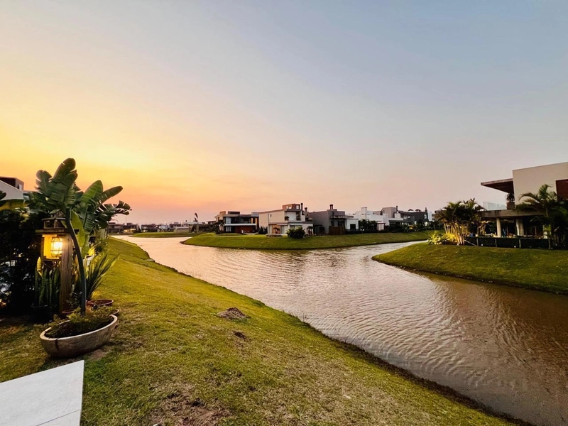 Linda casa beira Lago!: 2ª foto da galeria de imagens do imóvel