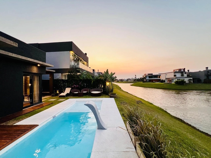 Linda casa beira Lago!: 3ª foto da galeria de imagens do imóvel